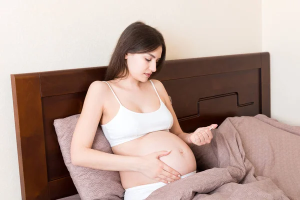 Gravid Kvinna Med Insulinspruta Hemma Sängen Begreppet Graviditetsdiabetes — Stockfoto