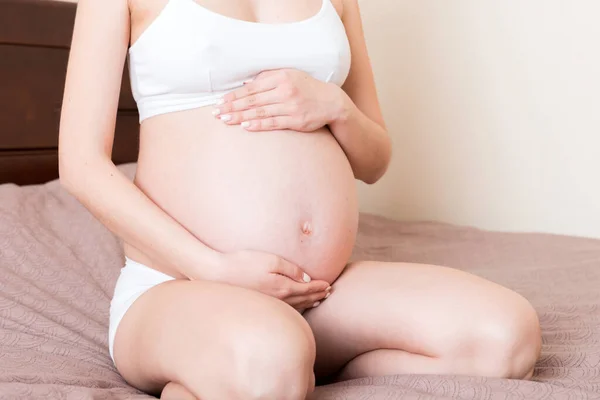 Mulher Grávida Sentada Cama Tocando Sua Barriga Casa Conceito Expectativa — Fotografia de Stock