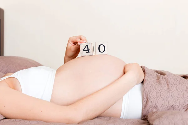 Femme Enceinte Sous Vêtements Blancs Sur Lit Maison Tenant Calendrier — Photo