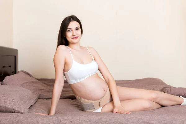 Nahaufnahme Schwangere Kleidet Verband Bauch Hause Auf Dem Bett Orthopädischer — Stockfoto