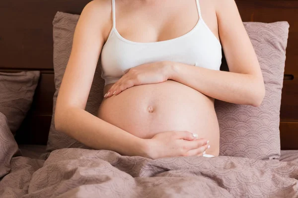 Jonge Mooie Zwangere Vrouw Pijn Zitten Bed Slaapkamer Voor Bereiden — Stockfoto