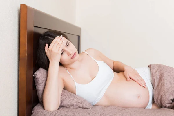 Jonge Mooie Zwangere Vrouw Met Hoofdpijn Thuis Bed — Stockfoto