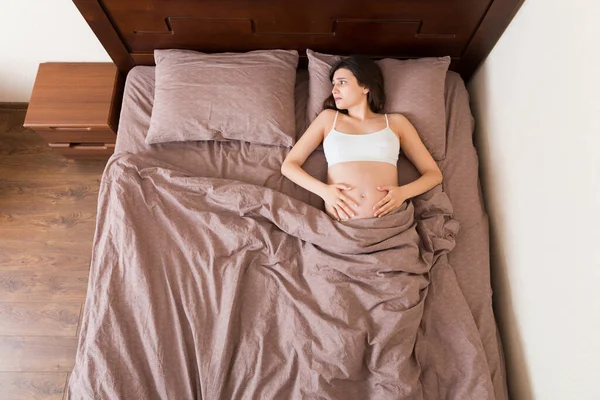 Schöne Junge Schwangere Frau Bett Liegend Draufsicht Das Mädchen Leidet — Stockfoto