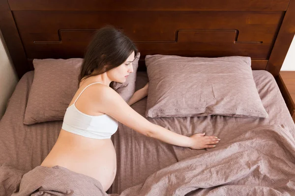Wanita Hamil Muda Yang Cantik Berbaring Tempat Tidur Pandangan Atas — Stok Foto