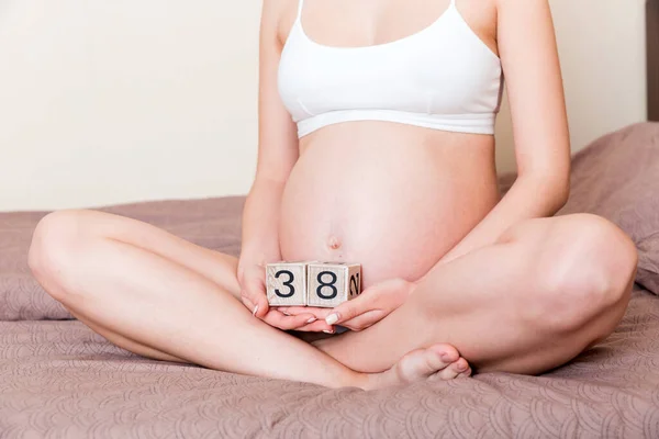 Kobieta Ciąży Białej Bieliźnie Łóżku Kalendarzu Gospodarstwa Domowego Tygodniem Ciąży — Zdjęcie stockowe