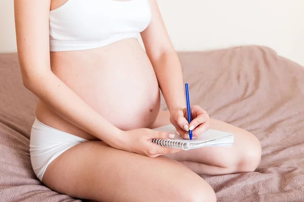 Une Femme Enceinte Prend Des Notes Dans Carnet Concept Grossesse — Photo