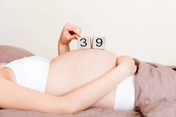 Kobieta Ciąży Białej Bieliźnie Łóżku Kalendarzu Gospodarstwa Domowego Tygodniem Ciąży — Zdjęcie stockowe