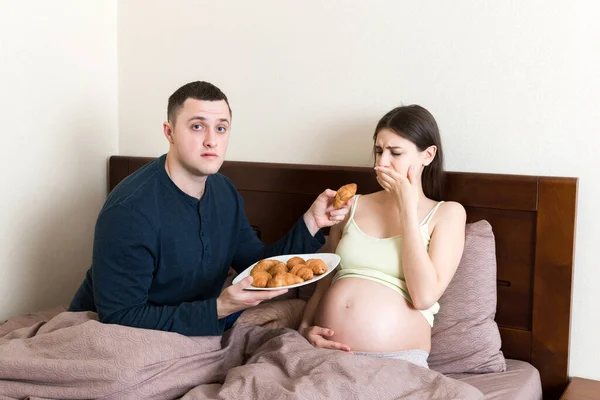 Marido Oferece Croissants Para Sua Esposa Grávida Mas Ela Recusa — Fotografia de Stock