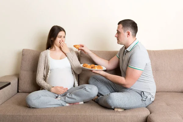Marido Ofrece Croissants Esposa Embarazada Pero Ella Niega Hace Gesto — Foto de Stock