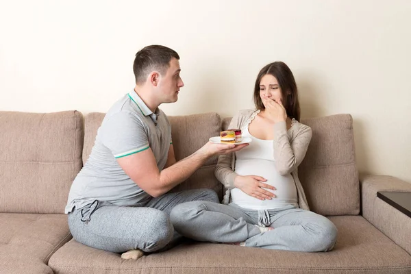 Echtgenoot Biedt Een Taart Aan Zijn Zwangere Vrouw Maar Weigert — Stockfoto