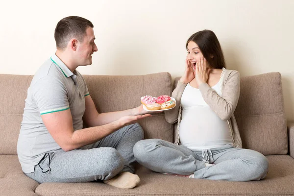 Felice Marito Sta Nutrendo Moglie Incinta Con Ciambelle Rilassarsi Sul — Foto Stock