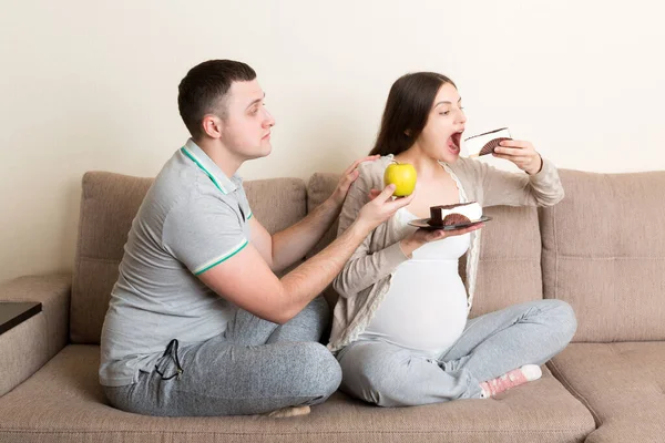 Marido Tenta Alimentar Sua Esposa Grávida Com Uma Maçã Mas — Fotografia de Stock