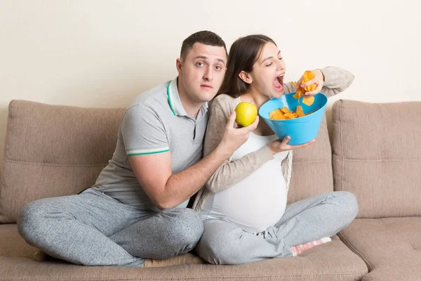 Marido Trata Alimentar Esposa Embarazada Con Una Manzana Pero Ella — Foto de Stock