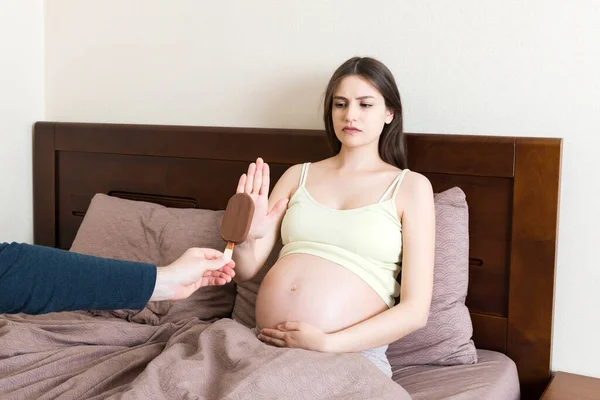 Mujer Embarazada Que Relaja Cama Rechaza Comer Helado Nada Dulce — Foto de Stock