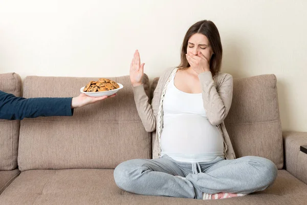 Mujer Embarazada Sentada Sofá Niega Comer Galletas Hace Ningún Gesto —  Fotos de Stock