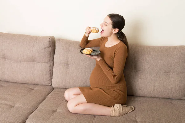 Jeune Femme Enceinte Aime Manger Gâteau Savoureux Reposant Sur Canapé — Photo