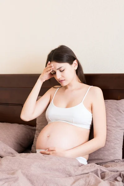 Giovane Bella Donna Incinta Che Soffre Mal Testa Casa Letto — Foto Stock