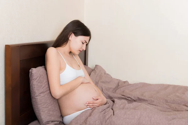 Giovane Bella Donna Incinta Nel Dolore Seduta Sul Letto Camera — Foto Stock