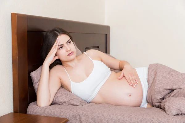 Ung Söt Gravid Kvinna Som Lider Huvudvärk Hemma Sängen — Stockfoto