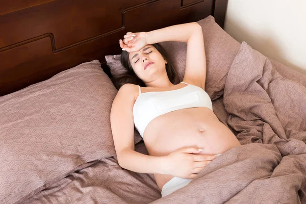 Vacker Ung Gravid Kvinna Ligger Sängen Ovanifrån Flickan Lider Det — Stockfoto