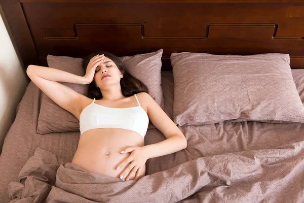 Mooie Jonge Zwangere Vrouw Liggend Bed Bovenaanzicht Het Meisje Lijdt — Stockfoto