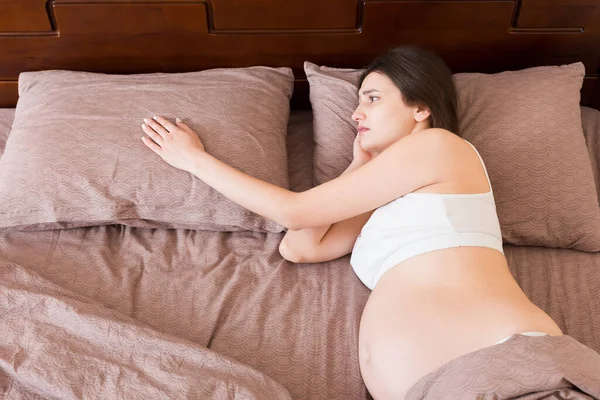 Güzel Genç Hamile Bir Kadın Yatakta Yatıyor Manzarası Çok Güzel — Stok fotoğraf