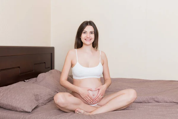 Boldog Terhes Aki Otthon Ágyban Szívet Ver Terhesség Szerelem Elvárás — Stock Fotó