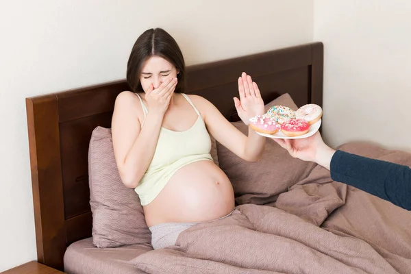 Kobieta Ciąży Przebywająca Łóżku Odmawia Jedzenia Niezdrowego Jedzenia Takiego Jak — Zdjęcie stockowe