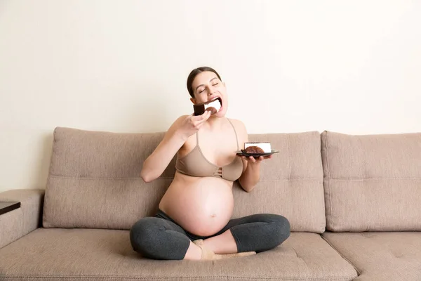 Femme Enceinte Excitée Mange Une Tranche Gâteau Reposant Sur Canapé — Photo