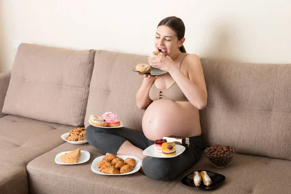 Femme Enceinte Affamée Assise Sur Canapé Mange Beaucoup Aliments Malsains — Photo