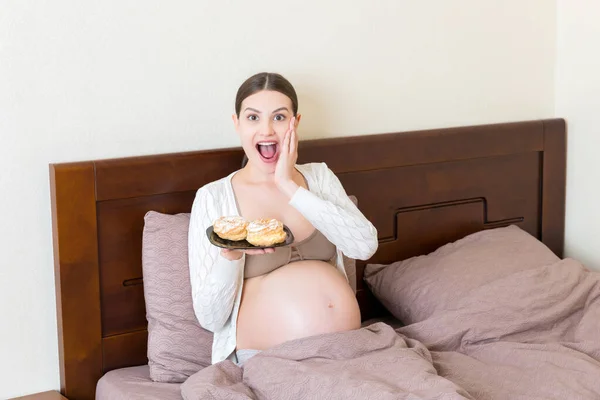 Hungrig Gravid Kvinna Äter Goda Desserter Stannar Sängen Hemma Njuta — Stockfoto