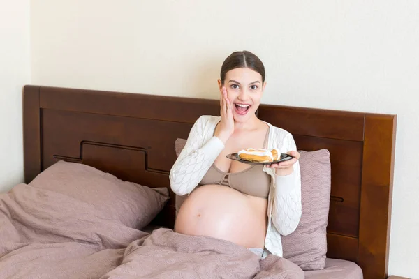 Femme Enceinte Affamée Mange Pâtisserie Avec Beaucoup Plaisir Détendre Lit — Photo