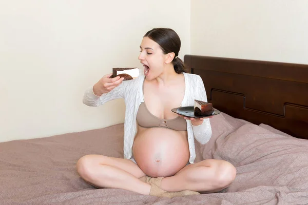 Mulher Grávida Com Fome Está Comendo Pedaço Bolo Saboroso Relaxando — Fotografia de Stock