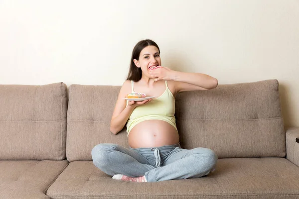 Ciężarna Kobieta Wiele Pączków Relaksujących Się Kanapie Niezdrowa Dieta Podczas — Zdjęcie stockowe