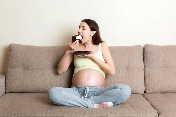 Mulher Grávida Com Fome Está Comendo Pedaço Bolo Saboroso Relaxante — Fotografia de Stock