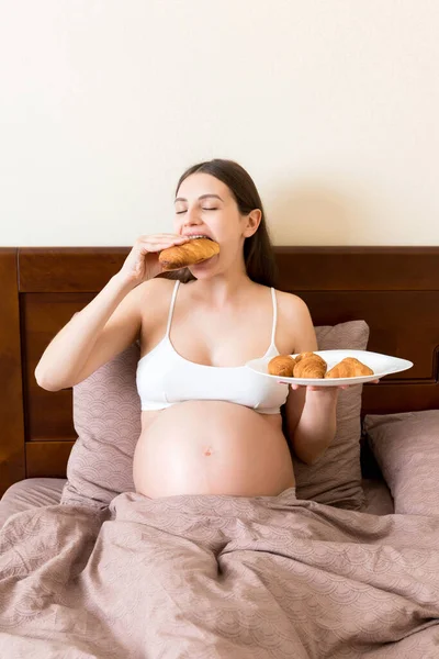 Mujer Embarazada Joven Que Tiene Almuerzo Leche Croissant Sentado Cama —  Fotos de Stock