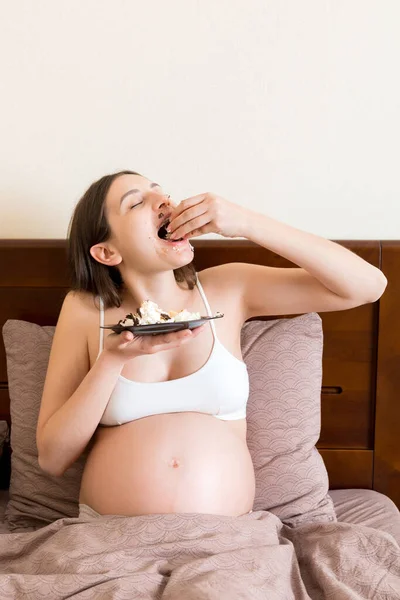 Hambrienta Mujer Embarazada Emocionada Descansando Cama Está Comiendo Codiciosamente Pedazo —  Fotos de Stock