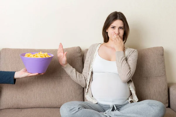 Mujer Embarazada Sentada Sofá Niega Comer Bocadillos Poco Saludables Detenerse —  Fotos de Stock