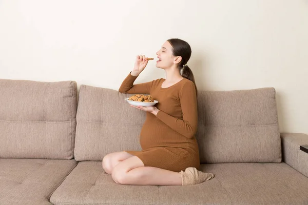 Femme Enceinte Aime Manger Des Cookies Reposant Sur Canapé Maison — Photo