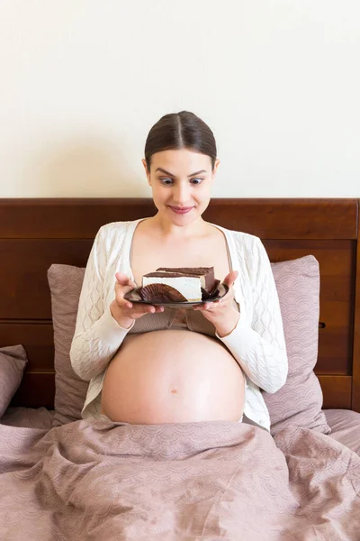 Femme Enceinte Excitée Mange Une Tranche Gâteau Reposant Dans Lit — Photo