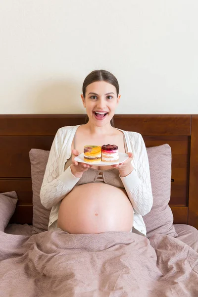 Jovem Grávida Gosta Comer Bolo Saboroso Descansando Cama Casa Dieta — Fotografia de Stock