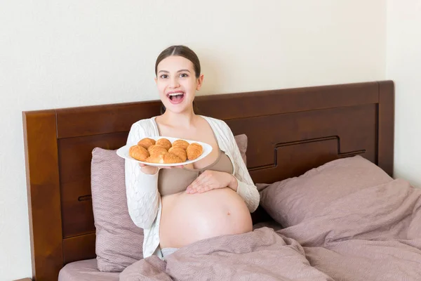 Mujer Embarazada Relajarse Cama Comer Croissants Plato Casa Dieta Poco —  Fotos de Stock