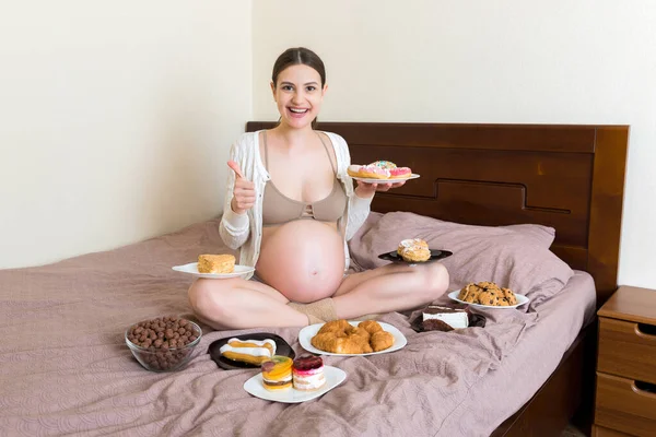 Donna Incinta Affamata Seduta Sul Letto Sta Mangiando Sacco Cibo — Foto Stock