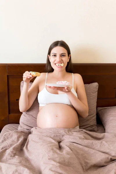 Pregnant Woman Eating Many Donuts Relaxing Sofa Unhealthy Dieting Pregnancy — Stock Photo, Image