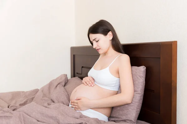 Giovane Bella Donna Incinta Nel Dolore Seduta Sul Letto Camera — Foto Stock