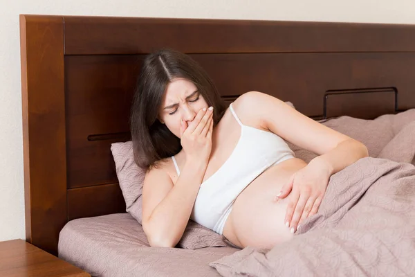 Těhotná Trpí Nevolností Příznaky Těhotenství Toxikóza Očekávání Mladá Zvracející Žena — Stock fotografie