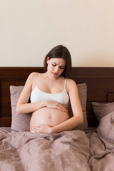 Jovem Mulher Grávida Bonita Com Dor Sentada Cama Quarto Preparando — Fotografia de Stock