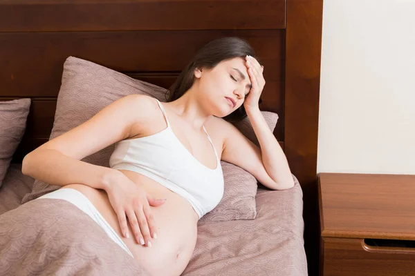 Junge Hübsche Schwangere Mit Kopfschmerzen Hause Bett — Stockfoto