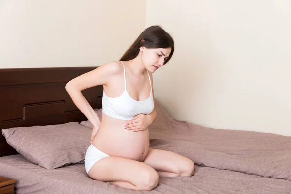 Hermosa Mujer Embarazada Tocando Barriga Manteniendo Una Mano Espalda Casa — Foto de Stock