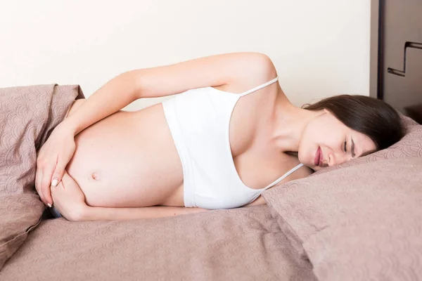 Femme Enceinte Stressée Couchée Lit Avec Main Sur Ventre Grimaçant — Photo